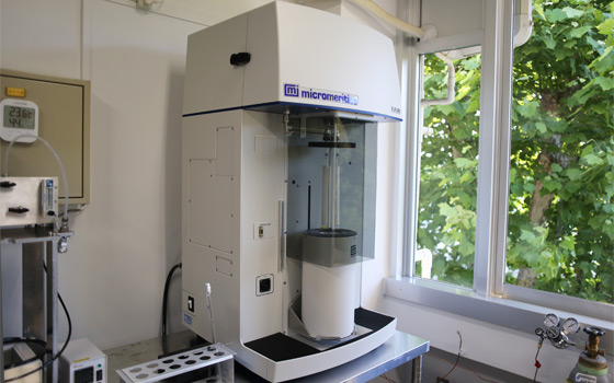 High-resolution adsorption analyzer