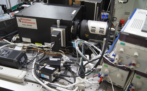 分光器 + 電子冷却CCDアレイ検出器 + 光電子増倍管　光計測システム